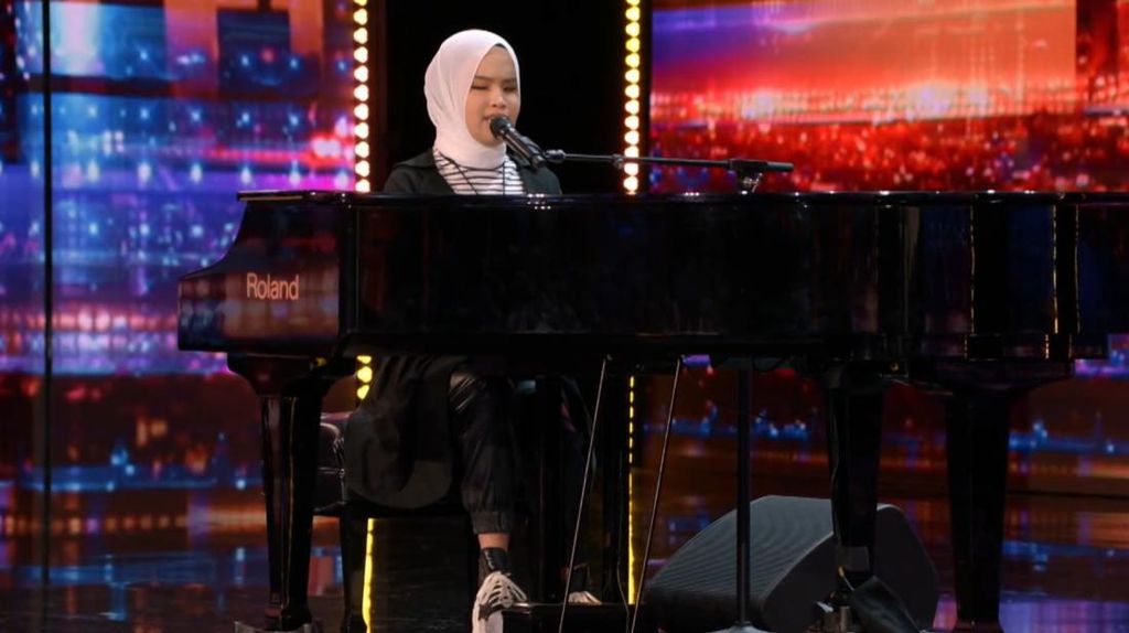 10 Foto Putri Ariani, Hijabers Raih Golden Buzzer dari Simon Cowell di AGT 10 Foto Putri Ariani, Hijabers Raih Golden Buzzer dari Simon Cowell di AGT