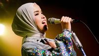 Foto Putri Ariani, Penyanyi Tunanetra Kelahiran Sumatera
