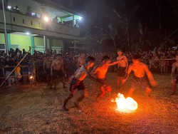Bikin Deg-degan! Melihat Serunya Warga Kawak Jepara Gelar Sepakbola Api