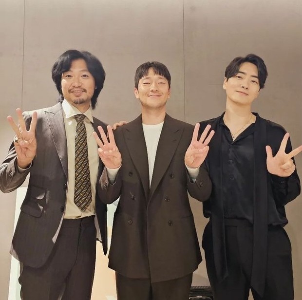 Son Suk Ku bersama dengan Lee Joon Hyuk dan Aoki Munetaka/Foto: Instagram @sonsukku VIP Premiere