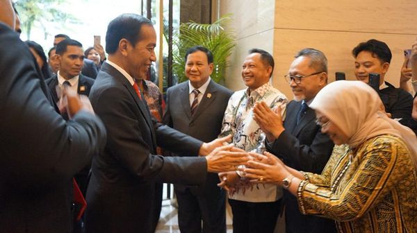 Tawa Lepas Jokowi Disambut Jajaran Menteri di Kuala Lumpur