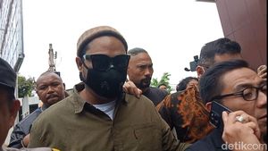 8 Momen Virgoun di Sidang Cerai, Tertunduk Pakai Kacamata Hitam-Masker