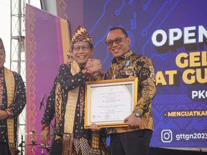 Walkot Cilegon Terima Satya Lencana Bakti Inovasi Desa dari Kemendes