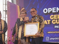 Walkot Cilegon Terima Satya Lencana Bakti Inovasi Desa dari Kemendes