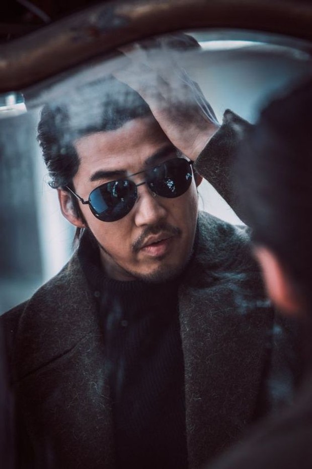 Yoon Kye Sang di The Outlaws/Foto: sbd entertainment character poster