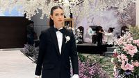 7 Foto Yuki Kato Pakai Jas Jadi Groomsmen, Ganteng Tapi Cantik