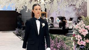 7 Foto Yuki Kato Pakai Jas Jadi Groomsmen, Ganteng Tapi Cantik