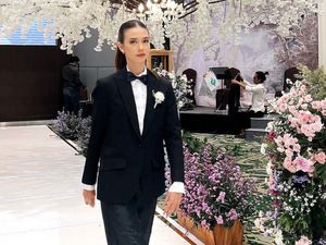 7 Foto Yuki Kato Pakai Jas Jadi Groomsmen, Ganteng Tapi Cantik 7 Foto Yuki Kato Pakai Jas Jadi Groomsmen, Ganteng Tapi Cantik