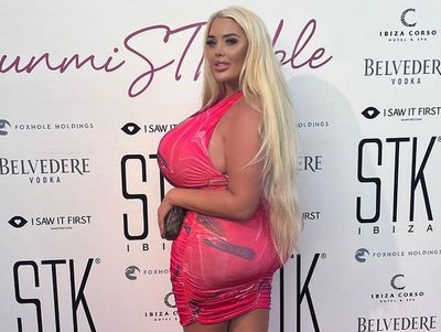 Ukuran Payudara Model Ini Tak Biasa, Netizen Khawatir Bisa Meledak