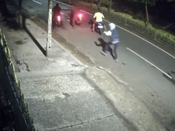 Rekaman CCTV Aksi Begal di Jaktim Tendang Korban sampai Tersungkur