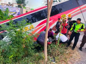 Bus Mira Nyemplung ke Sungai gegara Hindari Pemotor di Ngawi