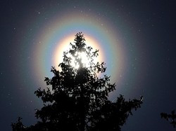 Fotografer Tangkap Penampakan Cincin Pelangi Menakjubkan di Langit