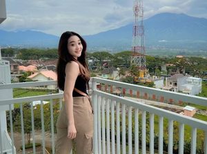 7 Potret Difarina Indra yang Menyanyikan Lagu Nemen 7 Potret Difarina Indra yang Menyanyikan Lagu Nemen