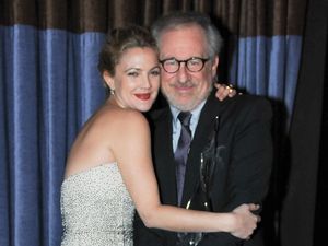 Kelamnya Masa Kecil Drew Barrymore, Temukan Figur Ayah pada Steven Spielberg Kelamnya Masa Kecil Drew Barrymore, Temukan Figur Ayah pada Steven Spielberg