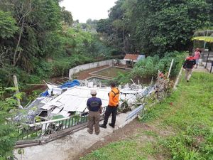 Fondasi Rapuh, Rumah Warga Bogor Ambruk Usai Hujan Deras