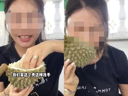 Geli! Wanita Ini Minum Air Bekas Cuci Tangan di Cangkang Durian
