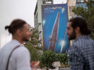 Gambar Rudal Hipersonik Fattah Mejeng di Alun-alun Palestina