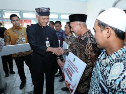 Genjot Penurunan Kemiskinan, Ganjar Serahkan Bantuan ke Warga Kendal