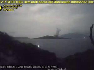 Gunung Anak Krakatau Erupsi Dini Hari Tadi, Semburkan Abu Setinggi 500 M Gunung Anak Krakatau Erupsi Dini Hari Tadi, Semburkan Abu Setinggi 500 M