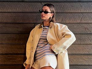 Gaya Hailey Bieber Pakai Boxer Justin Bieber, Pinjam Baju dari Lemari Suami