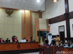 Hakim Sebut Suara Pengacara Seperti Perempuan, Haris Azhar Tunjuk-tunjuk Majelis