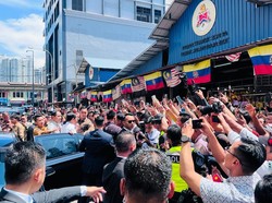 Jokowi dan Anwar Ibrahim Blusukan ke Pasar di Kuala Lumpur, Disambut Meriah