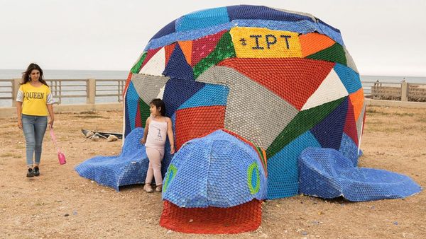 Kampanye Lingkungan, Aktivis Bikin Penyu Warna-warni dari Botol Plastik