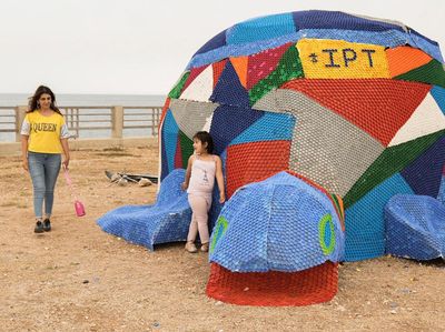 Kampanye Lingkungan, Aktivis Bikin Penyu Warna-warni dari Botol Plastik