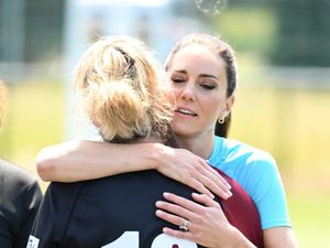 Kisah Sedih di Balik Pelukan Emosional Kate Middleton Kepada Pelatih Rugby Kisah Sedih di Balik Pelukan Emosional Kate Middleton Kepada Pelatih Rugby