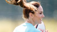 8 Gaya Sporty Kate Middleton Main Rugby, Pakai Baju Olahraga Rp 500 Ribu