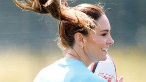 8 Gaya Sporty Kate Middleton Main Rugby, Pakai Baju Olahraga Rp 500 Ribu