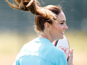 8 Gaya Sporty Kate Middleton Main Rugby, Pakai Baju Olahraga Rp 500 Ribu