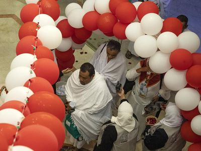 Balon Merah Putih Sambut Jemaah Kloter Terakhir Gelombang I