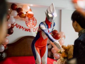 Viral Kejutan Pengantin Wanita, Sambut Suami di Kamar Pakai Kostum Ultraman