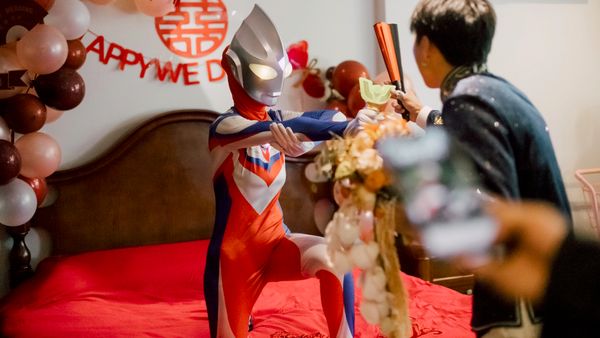 8 Momen Viral Pengantin Wanita Sambut Suami di Kamar Pakai Kostum Ultraman