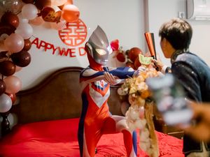 8 Momen Viral Pengantin Wanita Sambut Suami di Kamar Pakai Kostum Ultraman