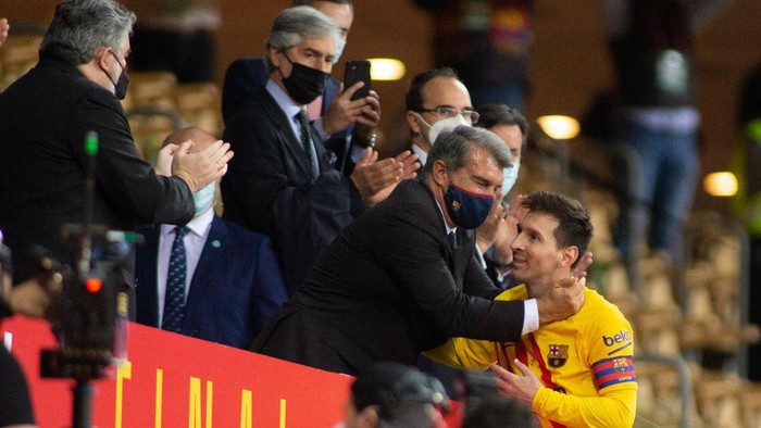 SEVILLA, SPAIN - APRIL 17: Lionel Messi of FC Barcelona saludates to Joan Laporta, President of FC Barcelona, after the spanish cup, Copa del Rey, football Final match played between Athletic Club de Bilbao and FC Barcelona at La Cartuja stadium on April 17, 2021 in Sevilla, Spain. (Photo by Joaquin Corchero / Europa Press Sports via Getty Images)