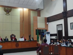 Luhut Geleng-geleng Kepala Dengar Pertanyaan Pengacara Haris Azhar, Kenapa?