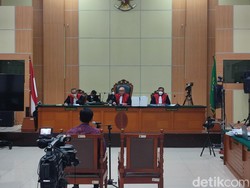 Hakim Sempat Tegur Fatia saat Luhut Bersaksi: Hargai Martabat Pengadilan