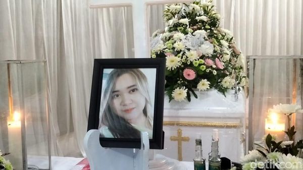 Mahasiswi UBAYA Korban Pembunuhan Menuju Peristirahatan Terakhir