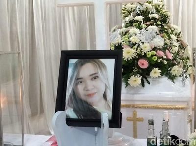 Mahasiswi UBAYA Korban Pembunuhan Menuju Peristirahatan Terakhir