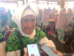 Mbah Ikem Mantan Bakul Kerupuk 86 Tahun Jadi Calhaj Tertua Solo