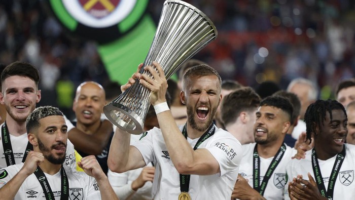 Soccer Football - Europa Conference League - Final - Fiorentina v West Ham United - Eden Arena, Prague, Czech Republic - June 7, 2023 West Ham United's Tomas Soucek celebrates with the trophy and teammates after winning the Europa Conference League Final REUTERS/David W Cerny