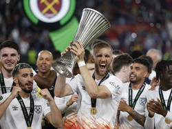 Pada edisi pertama AS Roma yang mengangkat trofi itu. REUTERS/David W Cerny  