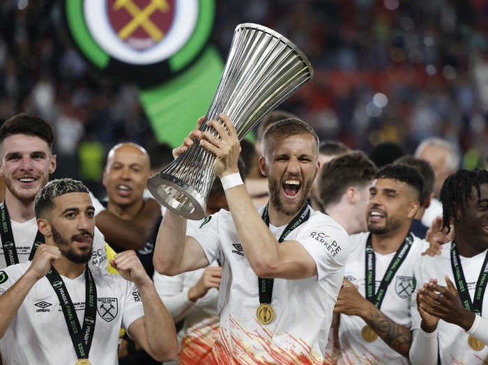 Soccer Football - Europa Conference League - Final - Fiorentina v West Ham United - Eden Arena, Prague, Czech Republic - June 7, 2023 West Ham United's Tomas Soucek celebrates with the trophy and teammates after winning the Europa Conference League Final REUTERS/David W Cerny