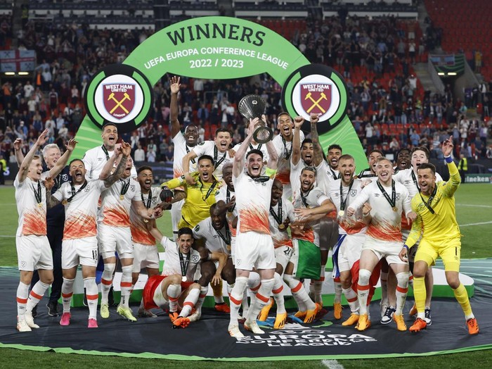 Soccer Football - Europa Conference League - Final - Fiorentina v West Ham United - Eden Arena, Prague, Czech Republic - June 7, 2023 West Ham United's Declan Rice lifts the trophy as he celebrates with teammates after winning the Europa Conference League REUTERS/David W Cerny