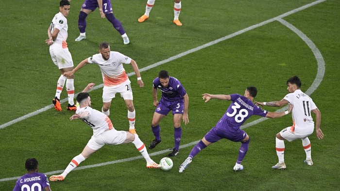 Menang Dramatis, West Ham Juara UEFA Conference League Soccer Football - Europa Conference League - Final - Fiorentina v West Ham United - Eden Arena, Prague, Czech Republic - June 7, 2023 West Ham United's Declan Rice, Tomas Soucek and Lucas Paqueta in action with Fiorentina's Rolando Mandragora and Giacomo Bonaventura REUTERS/Radovan Stoklasa