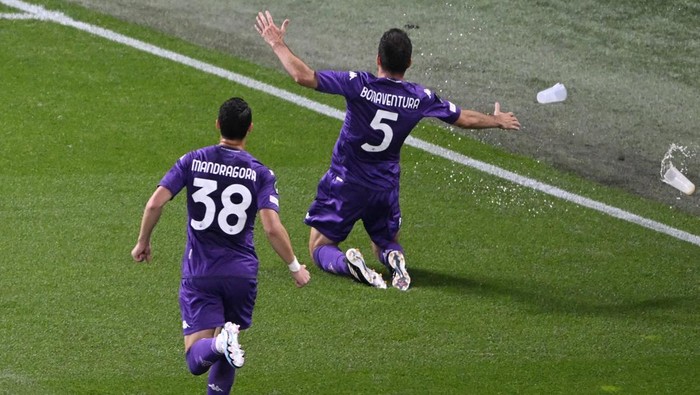 Soccer Football - Europa Conference League - Final - Fiorentina v West Ham United - Eden Arena, Prague, Czech Republic - June 7, 2023 Fiorentinas Giacomo Bonaventura celebrates scoring their first goal with Rolando Mandragora REUTERS/Radovan Stoklasa