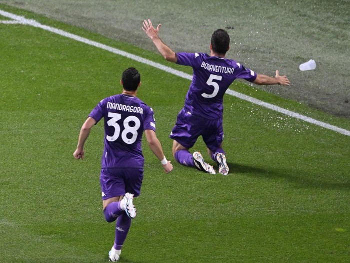 Soccer Football - Europa Conference League - Final - Fiorentina v West Ham United - Eden Arena, Prague, Czech Republic - June 7, 2023 Fiorentina's Giacomo Bonaventura celebrates scoring their first goal with Rolando Mandragora REUTERS/Radovan Stoklasa