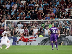 West Ham memimpin lewat eksekusi penalti Said Benrama. REUTERS/Eva Korinkova  